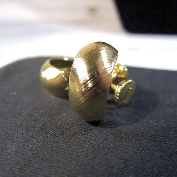 Vintage Monet Gold Hoop Screwback Earrings - Picture 6 of 7